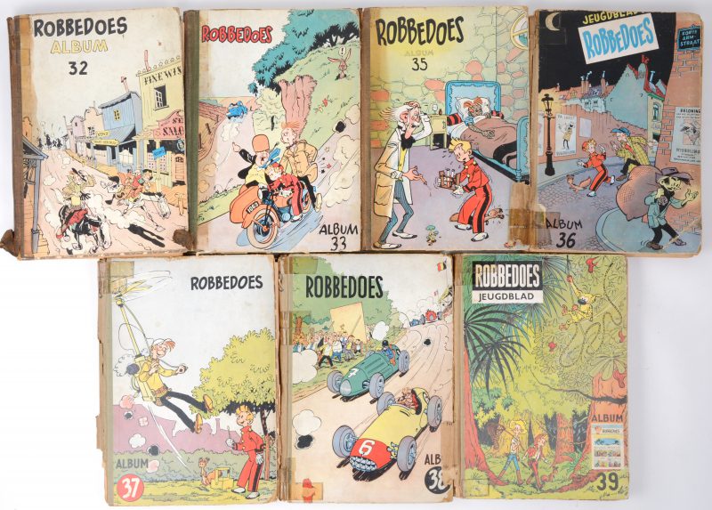 Ingebonden nummers van het weekblad Robbedoes (7 stuks tussen april 1950 en maart 1952). Nummers 32, 33, 35, 36, 37, 38 , 39. Sletig, sporen van kleefband, kleine letsels.