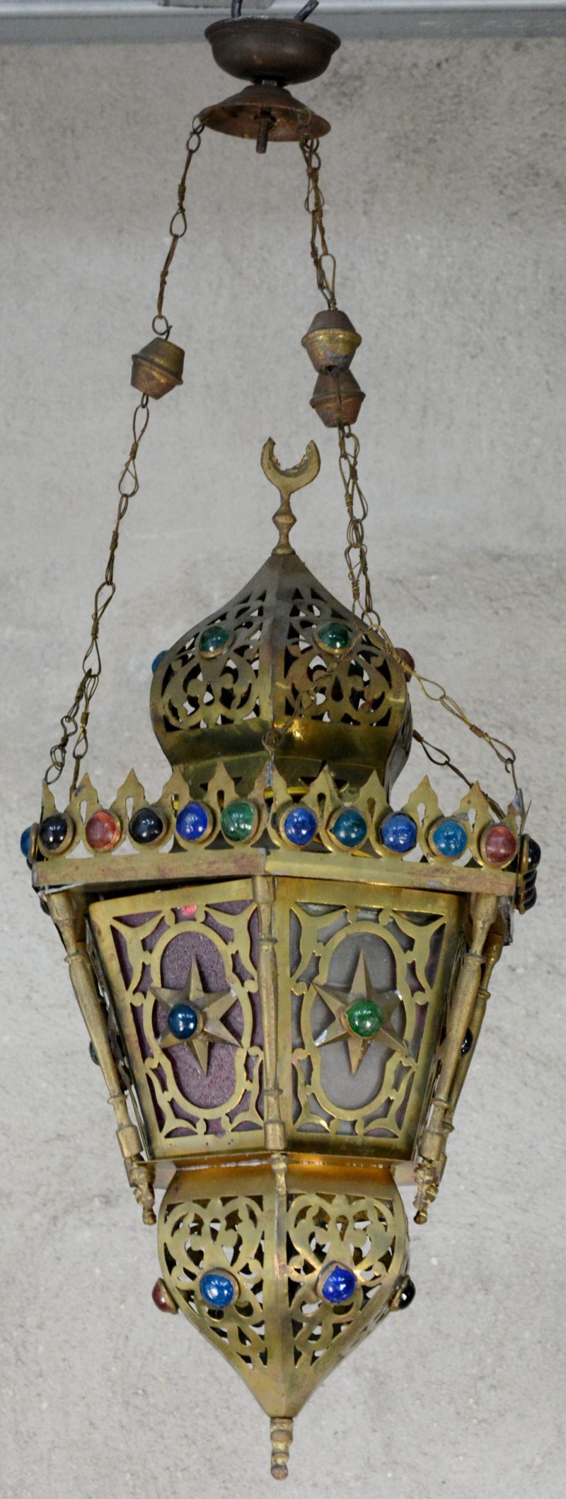 Een Turkse lantaarn van messing en glas.