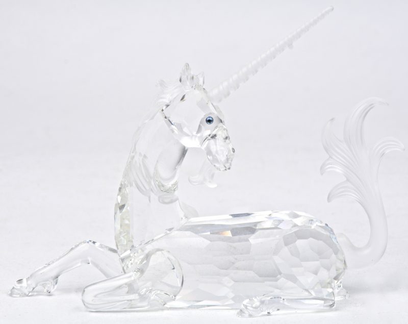 “De eenhoorn”. Een kristallen object uit de reeks “Fabelachtig dierenrijk” naar een ontwerp van Martin Zendron. Jaarlijks item 1996. In originele verpakking.