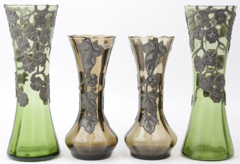 Twee paar glazen vazen, versierd met een tinnen decor van bloemen en druiven.