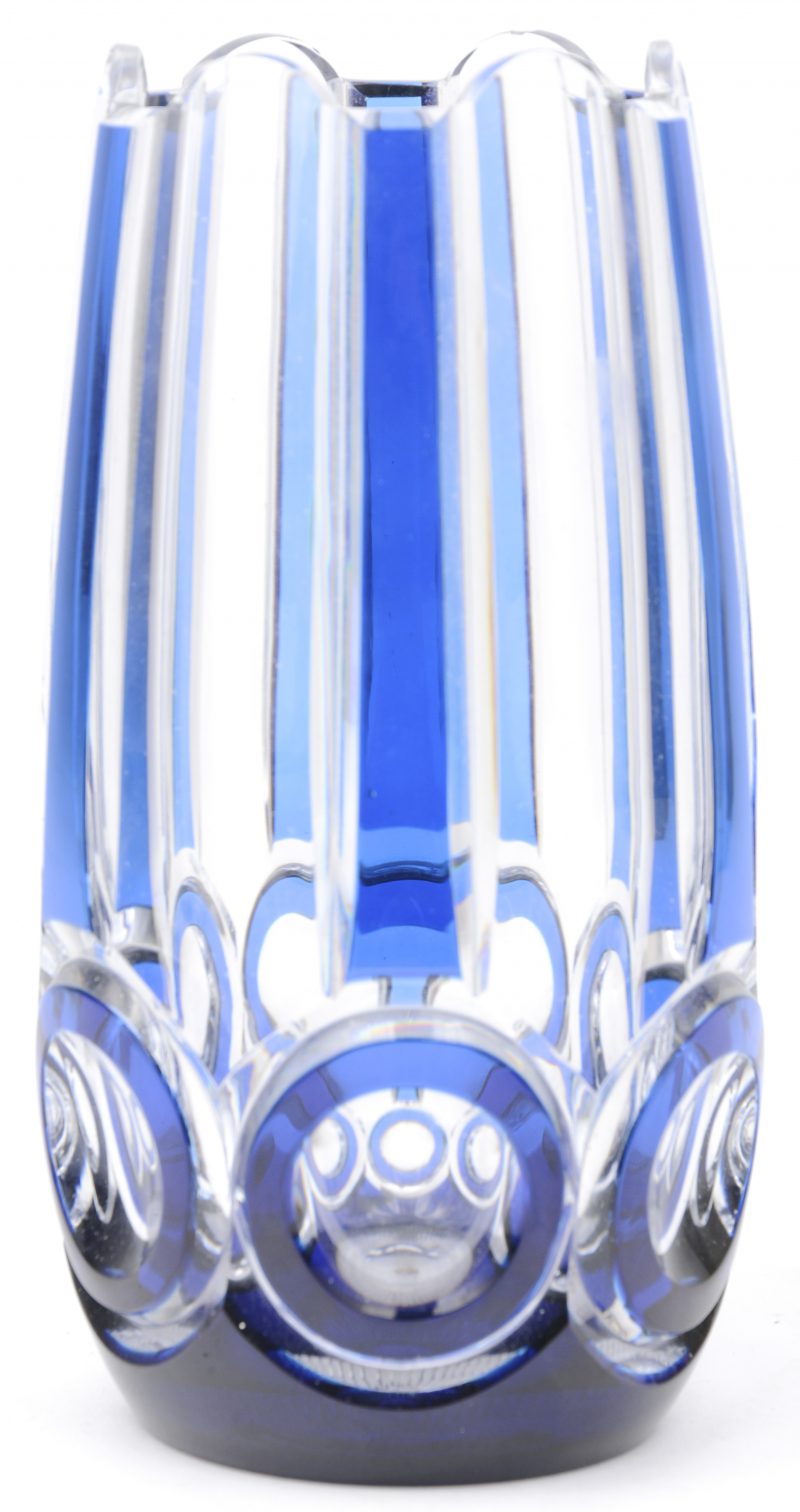 Een art deco vaas van geslepen blauw en kleurloos kristal. Niet gemerkt. Kleine schilfer bovenaan.