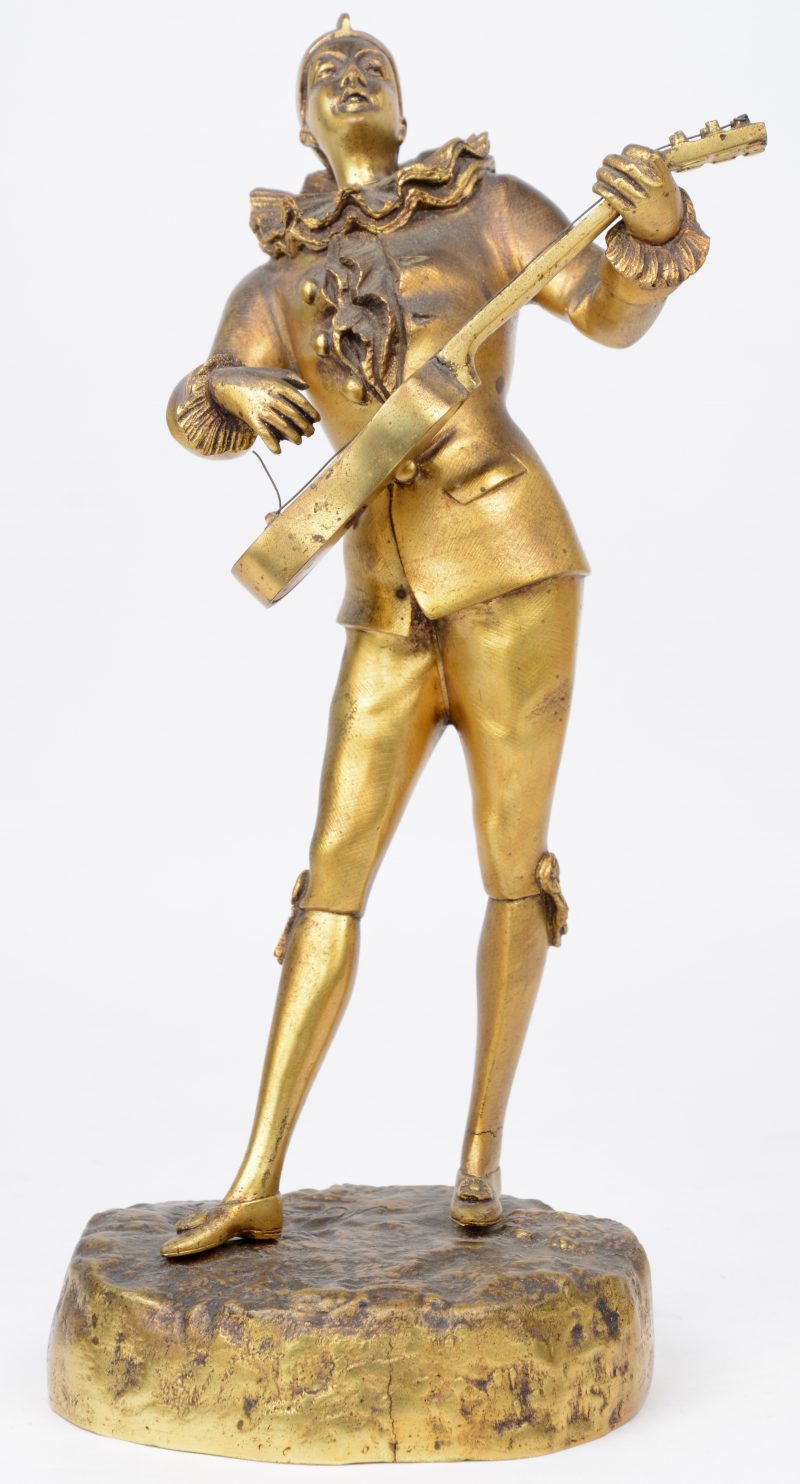 “Pierrot met gitaar”. Een bronzen beeld naar een werk van Louis Mascré.
