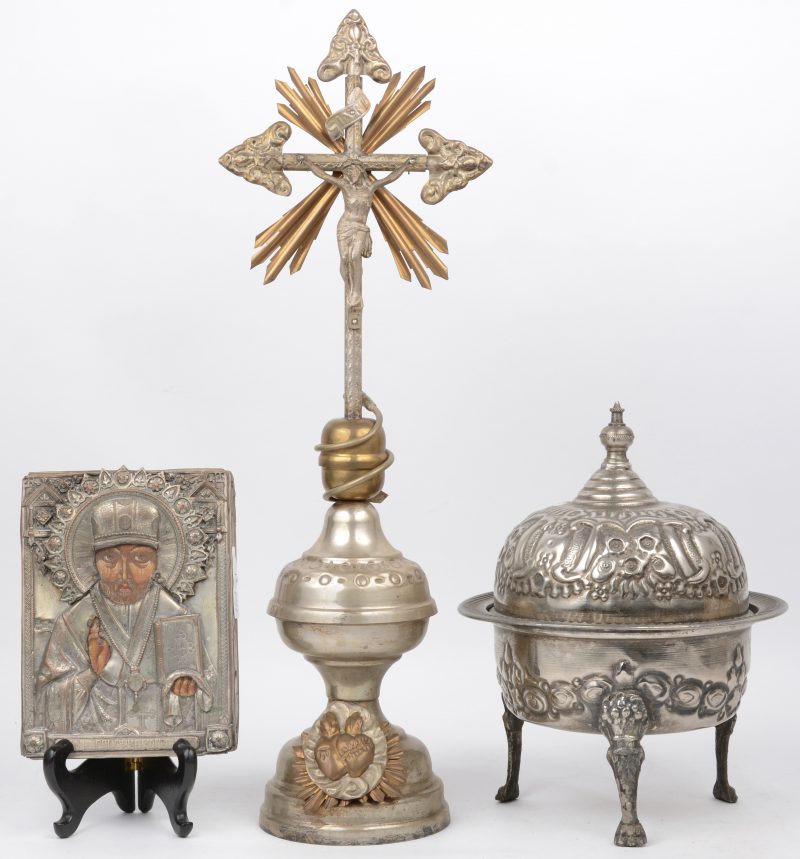 Een kruisbeeld, een Arabische doos en een icoon van verzilverd metaal.