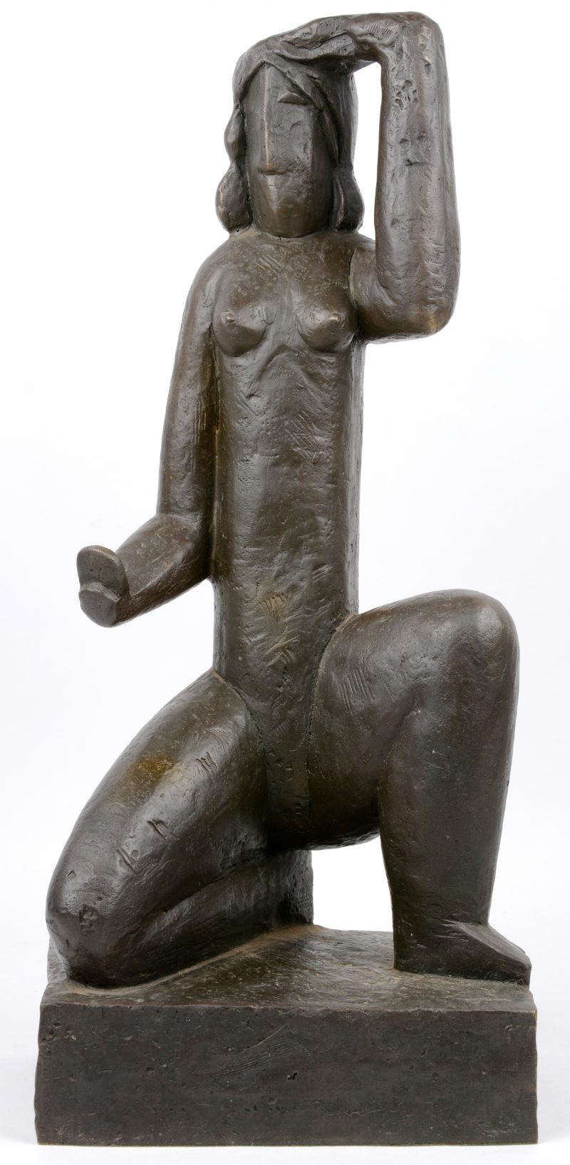“Knielend naakt”. Een beeld van donkergepatineerd brons naar een werk van Henri Laurens.