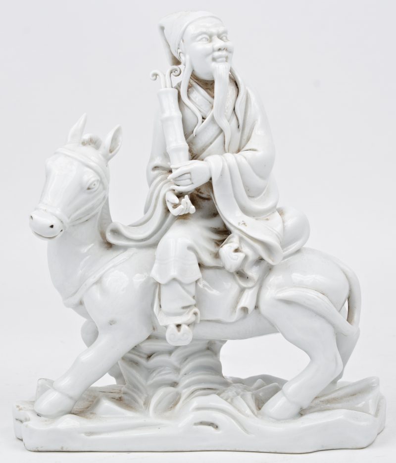 “Wijze op ezel”. Een beeldje van monochroom wit porselein naar het blanc-de-Chine.