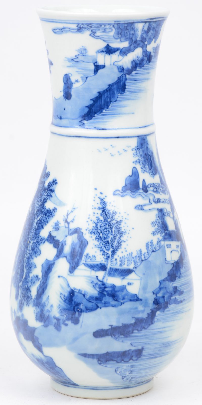 Een vaasje van Chinees porselein met een blauw op wit landschapsdecor.