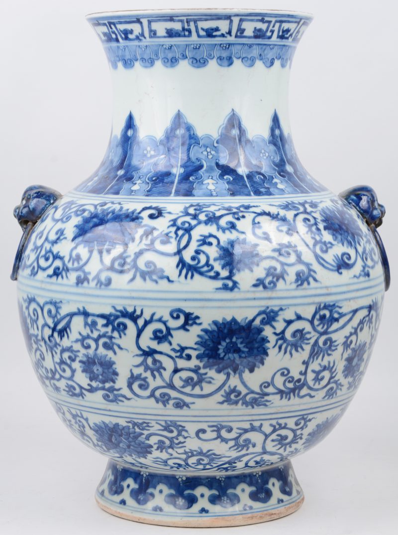 Een grote buikvaas van Chinees porselein met een blauw op wit decor van bloemen.