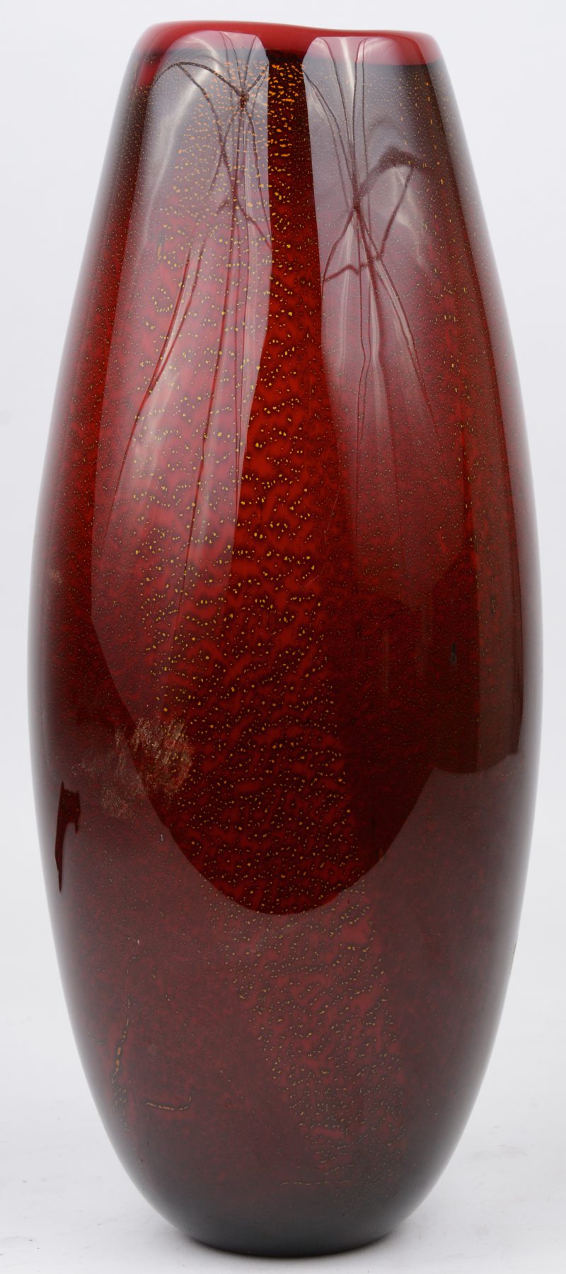 Een designvaas van rood Muranoglas.
