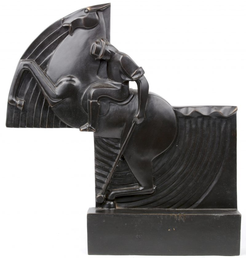 “Polospeler”. Een bronzen reliëf in art decostijl.