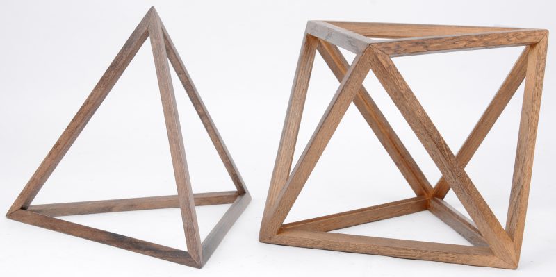 Een houten piramide en octahedron.