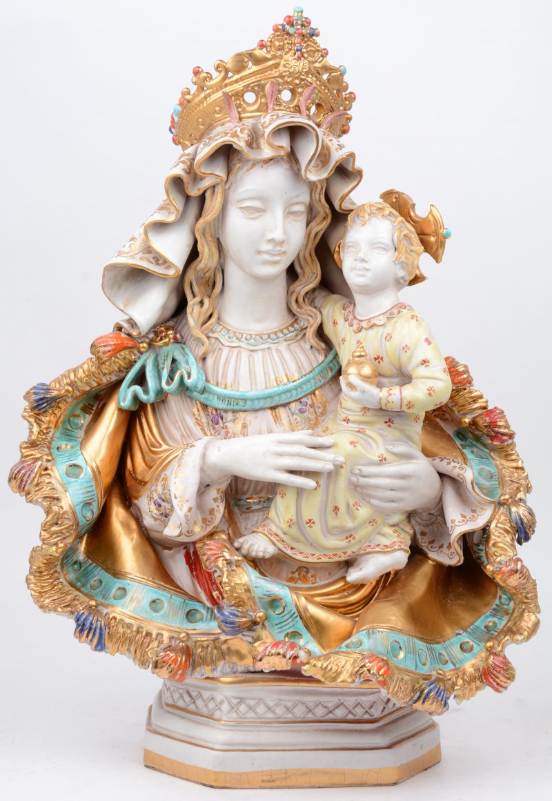 “Madonna met kind”. een beeld van meerkleurig en verguld aardewerk. Italiaans werk.