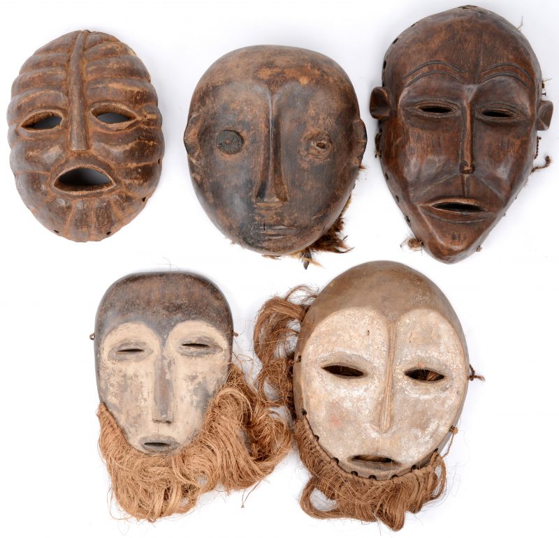 Een lot van vijf Kameroenese en Zaïrese maskers