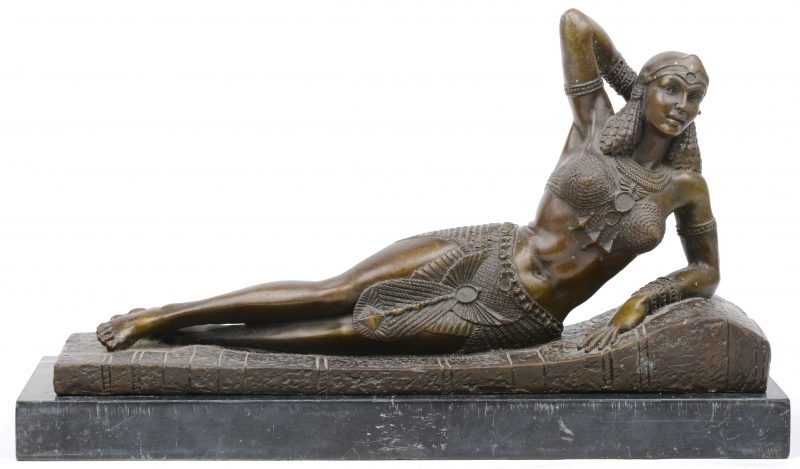 Bronzen beeld van Cleopatra op marmeren voetstuk.