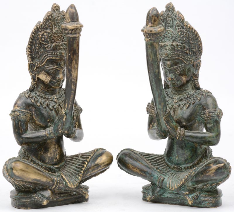 Een paar Indische fallische beeldjes van brons.