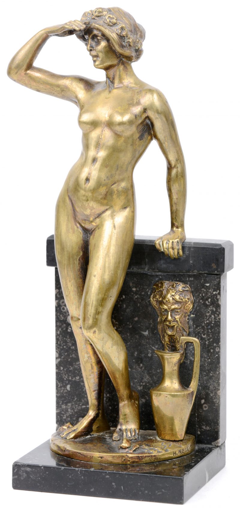 Vrouw met een kruik aan een bron. Bronzen beeldje met marmeren voetstuk. Gesigneerd.