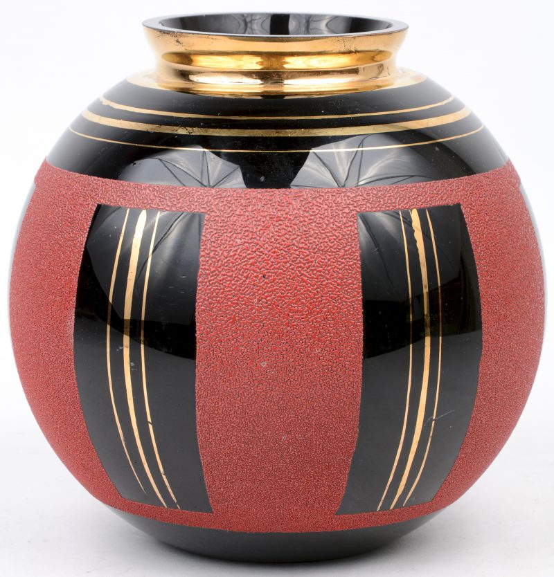 Een bolle vaas van Booms glas, versierd met rode en vergulde motieven.