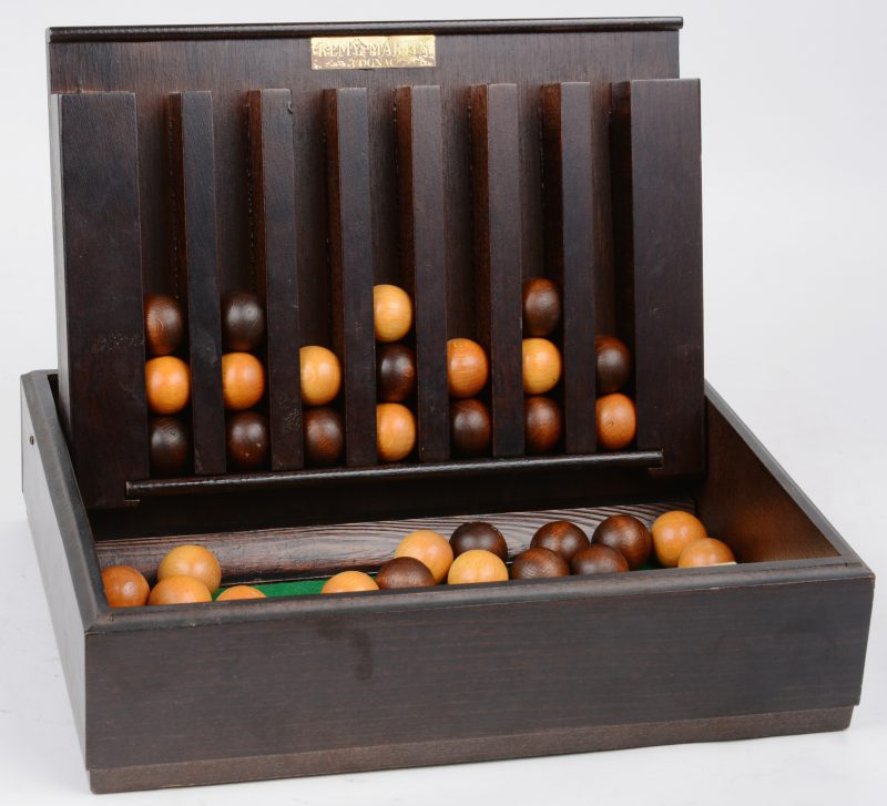 “Le passe temps”. Een vier-op-een-rij-spel in houten kistje.