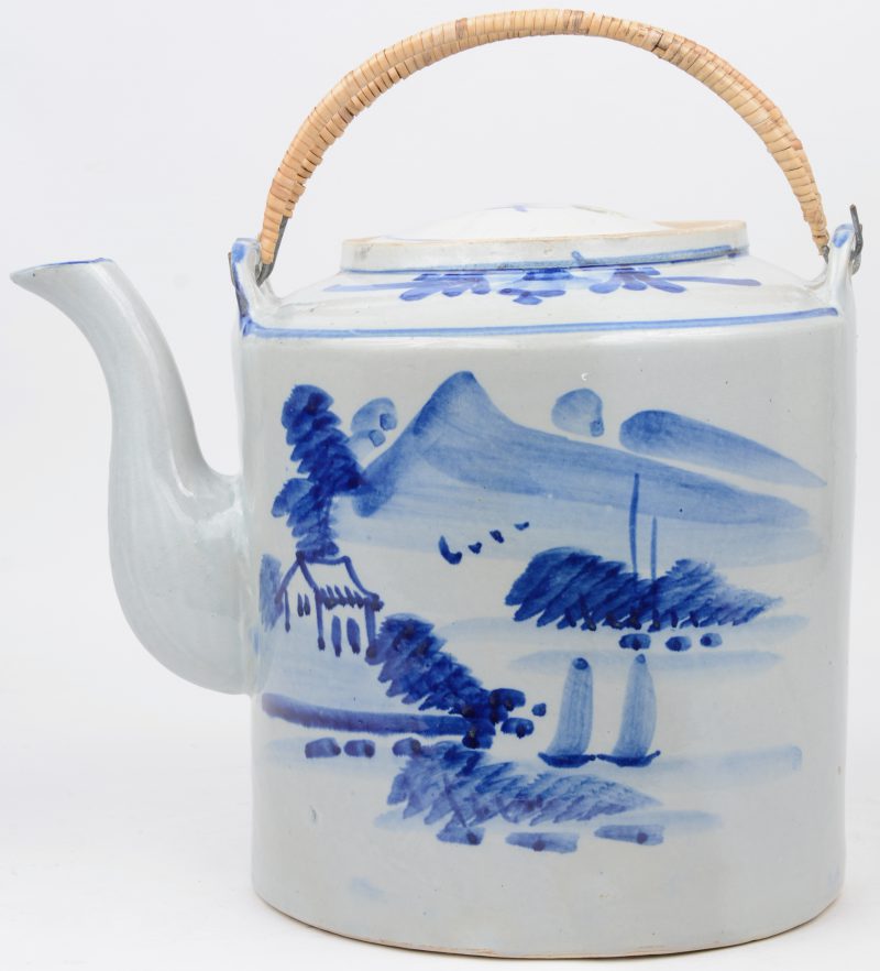 Een grote theepot van Chinees porselein met een blauw en wit landschapsdecor.