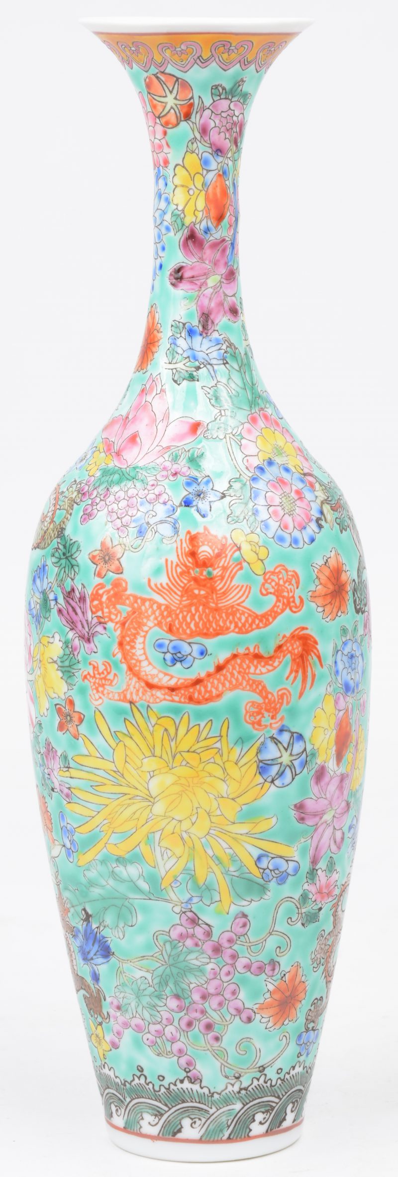 Een lang gerekt Chinees vaasje van meekleurig eierschaalporselein, versierd met een bloemendecor. Onderaan gemerkt. In etui.