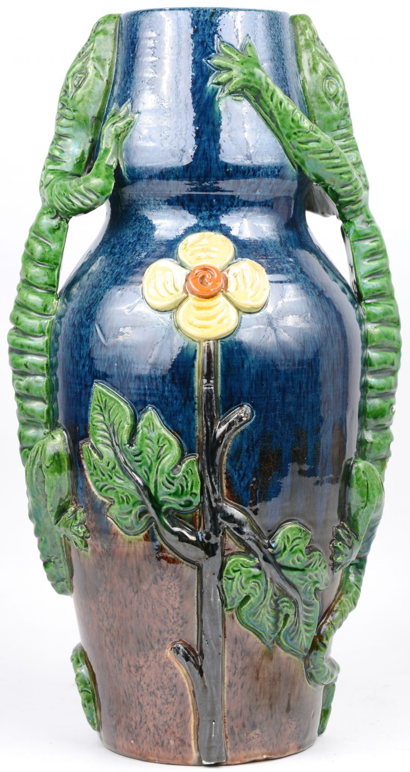 Een zeldzame vaas in Vlaams aardewerk. Gedecoreerd met een bloemmotief en hagedissen.
