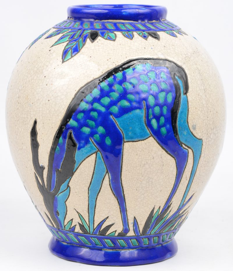 Een vaas met decor van damherten in blauw-groen glazuur.  Niet gemerkt, maar veel voorkomend decor. Onderaan genummerd ‘31’.