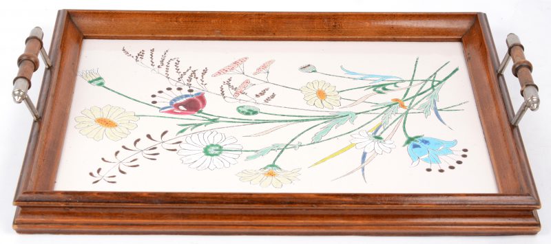 Een Art - Nouveau dienblad in hout en porselein met bloemmotief.