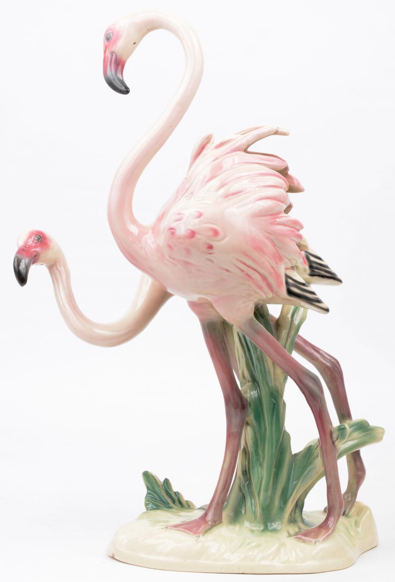 Eeen porseleinen beeld van twee Flamingo’s . Geproduceerd in ‘ West Germany’ en genummerd ‘ 2388’