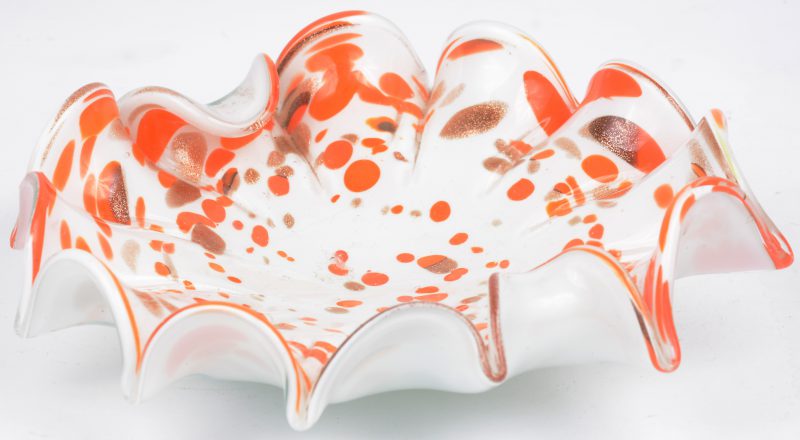 Een vintage schaal uit glaspasta in orange en witte tinten.
