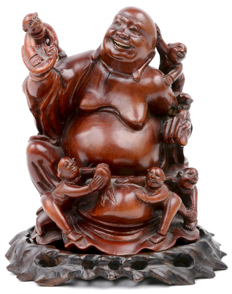 Een lachende Boeddha met kinderen in hout. Symbool van gezinsgeluk.