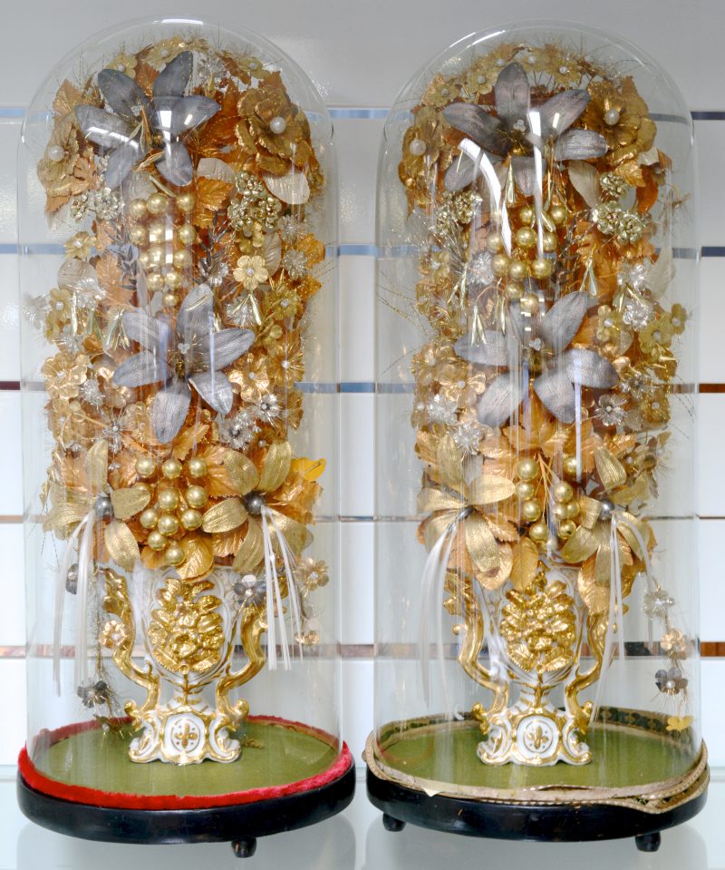 Een paar grote stolpen met Vieux-Bruxelles vazen met gouden sierboeketten.