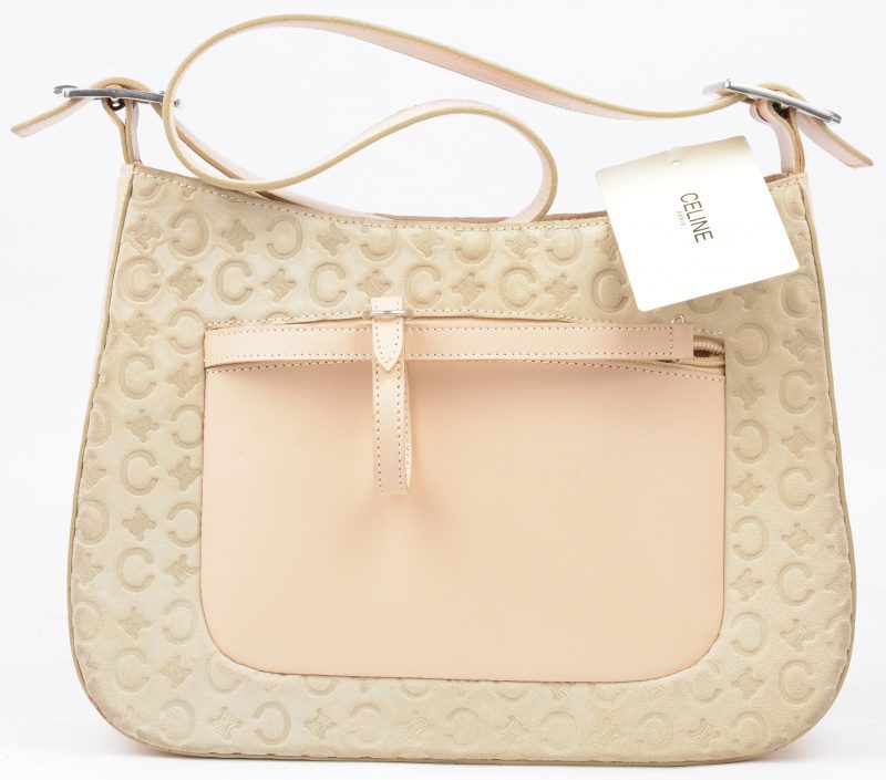Een beige ‘vintage’ handtas van het merk Céline. Met stofhoes.
