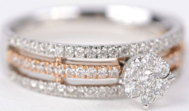 Een 18 karaats wit de roze gouden ring bezet met briljanten met een gezamenlijk gewicht van ± 0,70 ct.