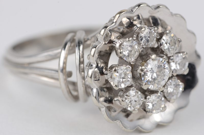 Een 18 karaats wit gouden ring bezet met diamanten met een gezamenlijk gewicht van ± 1 ct.