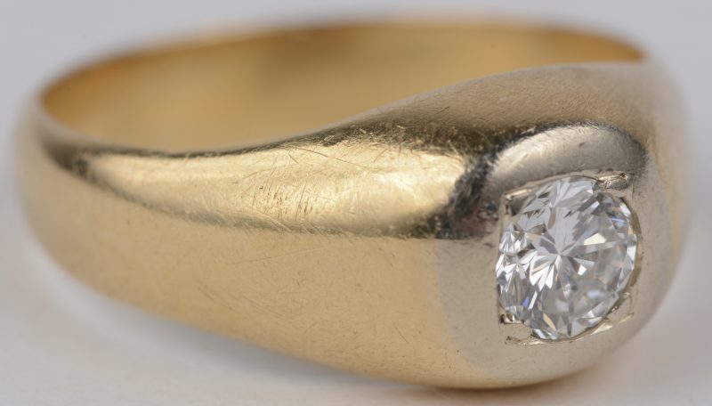 Een 18 karaats geel gouden herenring bezet met één diamant van ± 0,50 ct.