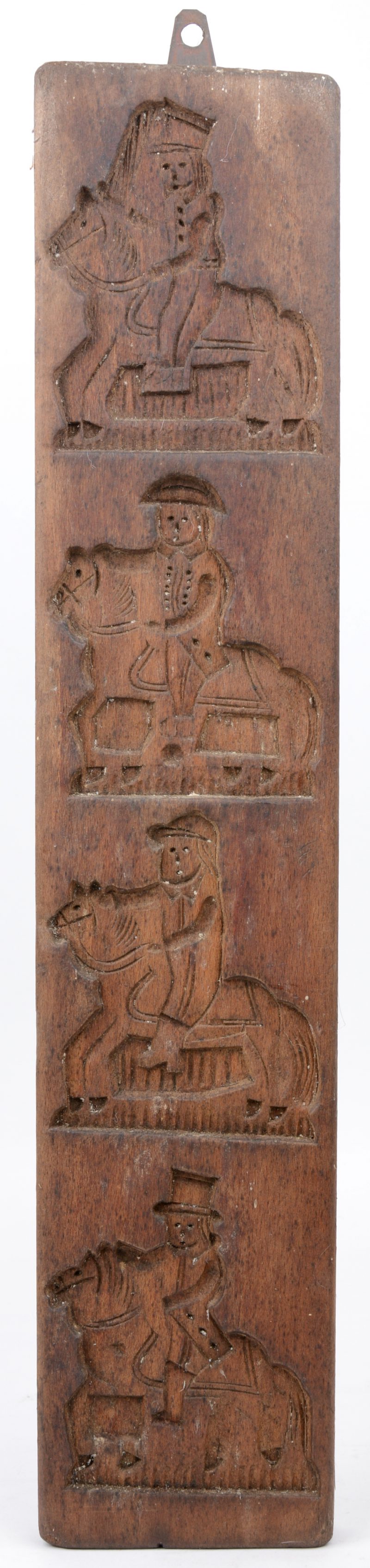 Een houten speculaasvorm met vier figuren.