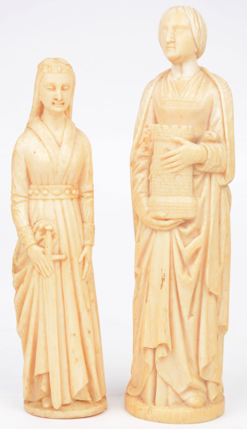 Twee ivoren beeldjes, vermoedelijk van de heilige Barbara van Nicomedië. Afgebeeld met een burchttoren met drie vensters en met een zwaard. Onderaan gemonogrammeerd.