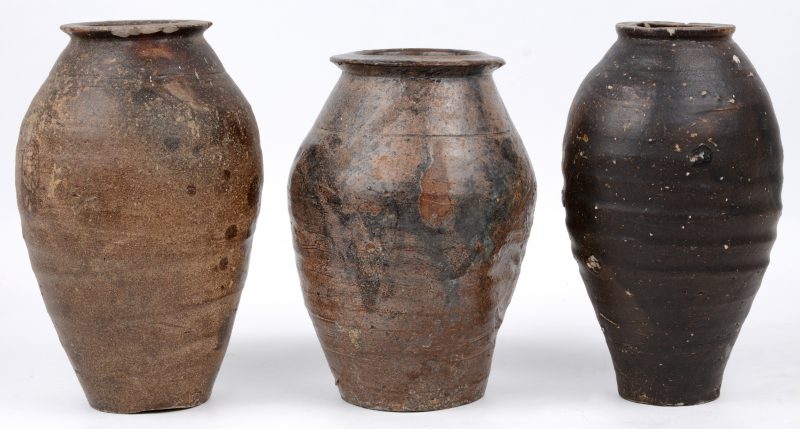 Een lot van drie aardewerken potten. Vermoedelijk uit de Song-Dynastie.