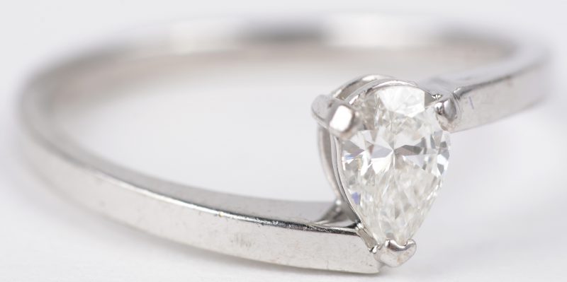 Een 18 karaats wit gouden ring bezet met een pear shaped diamant.