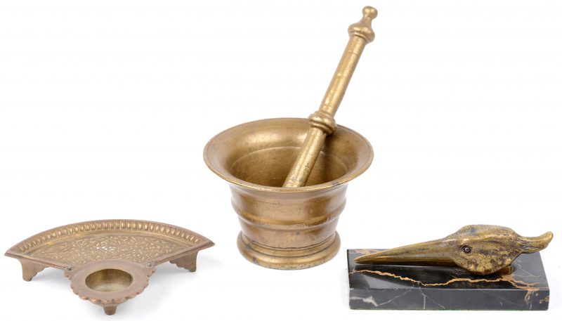 Lot koper en brons: een vijzel met stamper, een brievenhoudertje in de vorm van een kievitkop (met marmeren voetstuk) en een schaaltje.