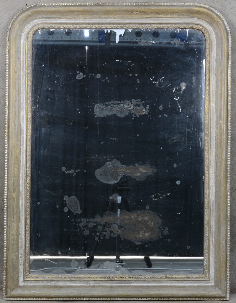 Een Louis Philippe schouwspiegel met resten van verguldsel.