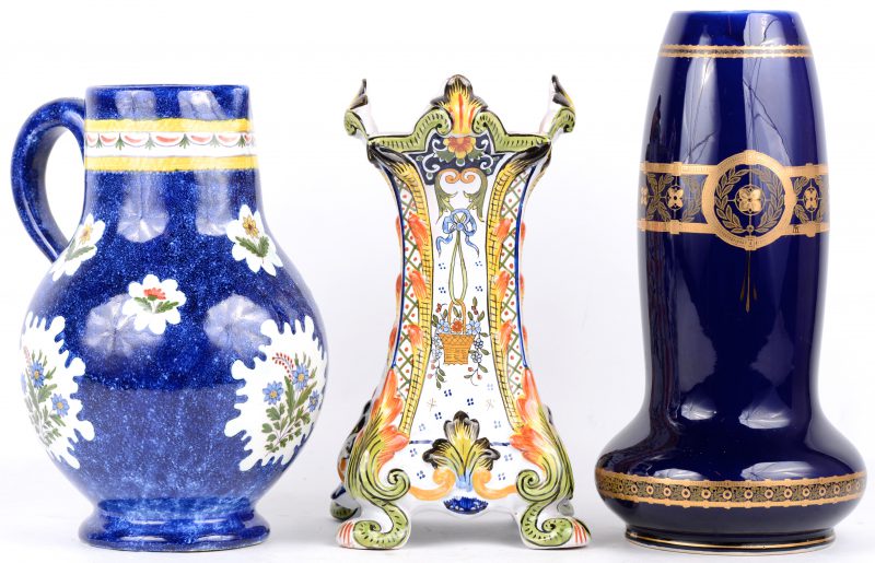 Een vaas van kobaltblauw aardewerk, een schenkkan van Brussels aardewerk en een kruik van Rouen.