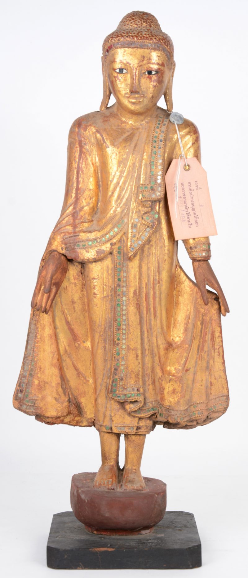 Een staande Boeddha van goudgepatineerd hout.