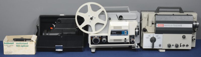 Een Sankyo CME-666 Hi-focus filmcamera voor Super 8 film, met twee projectoren en een montagetoestelletje.