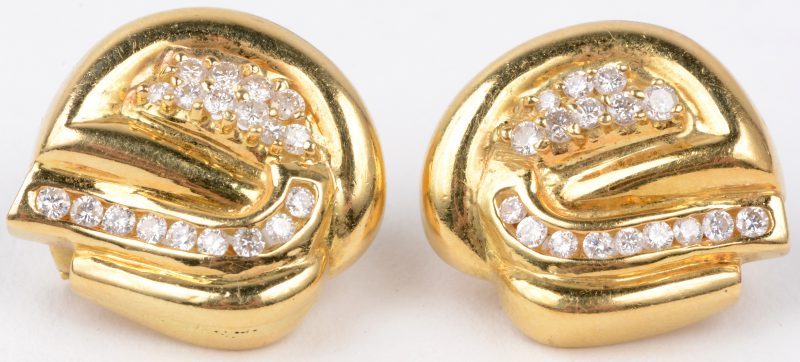 Een paar 18 karaats geel gouden oorbellen bezet met briljanten met een gezamenlijk gewicht van ± 0,80 ct.