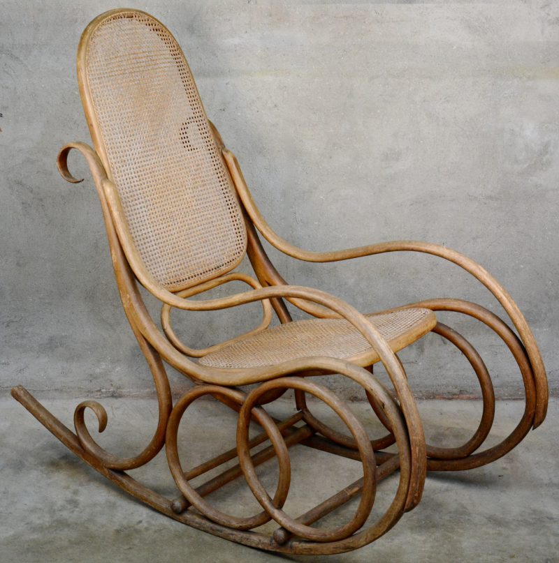 Een schommelstoel van geplooid beukenhout in de manier van Thonet.