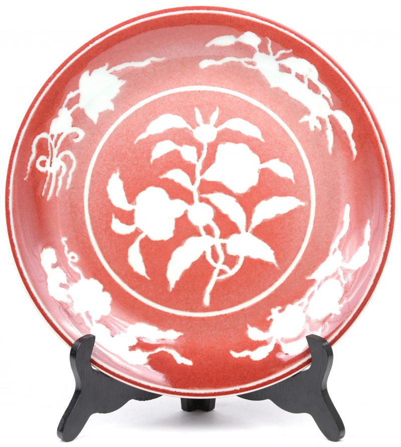 Een Chinese porseleinen schotel met een roestrood decor.