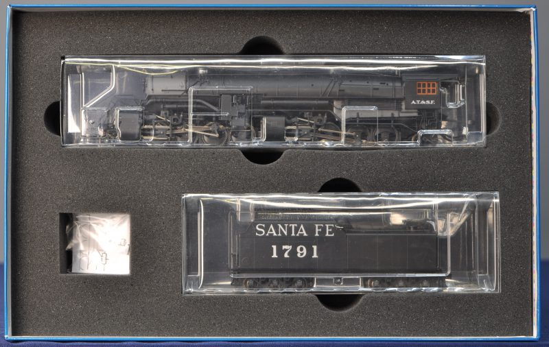 Een Amerikaanse stoomlocomotief “Mallet” met getrokken tender van Atchison, Topeka and Santa Fe Railway voor spoortype HO. In originele doos.
