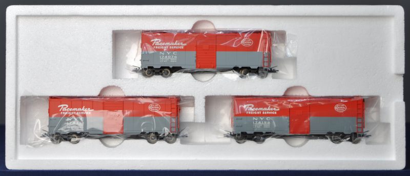 Een set met drie gesloten Amerikaanse goederenwagons ‘Pacemaker Freight Service’ van het New York Central System. spoortype HO. In originele doos.