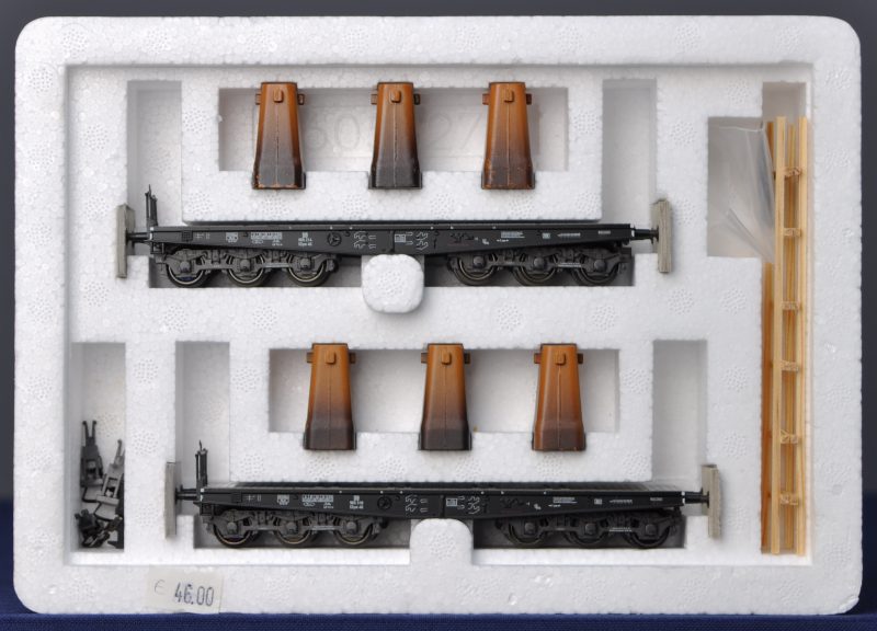 Twee goederenwagons van de Deutsche Bundesbahn met gieterijgoederen voor spoortype HO. In originele doos.