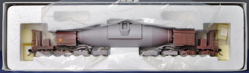 Een Amerikaanse torpedowagon voor het vervoer van vloeibaar ijzer voor spoortype HO. In originele doos.